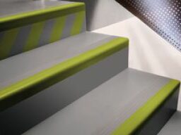 Escalier avec bande de sécurité en PVC